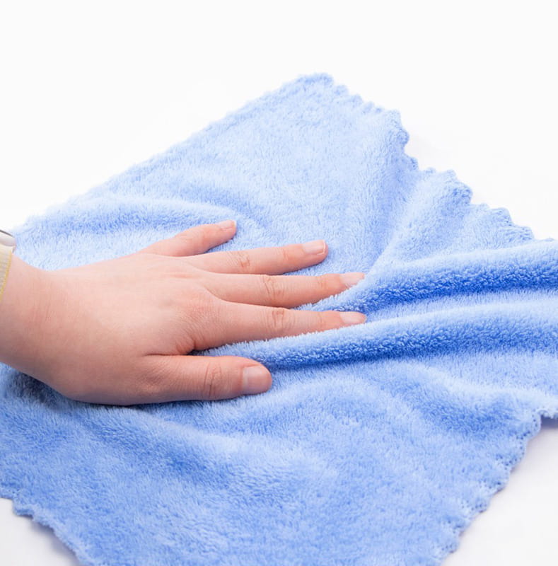Schreibtisch mit einem hellblauen Frotteetuch reinigen